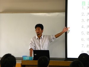 説明する教員2