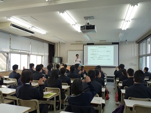 説明する教員2