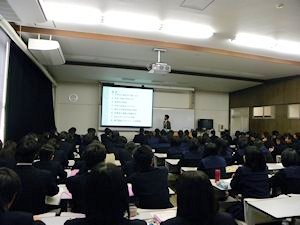 説明する教員1