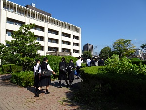 本部前